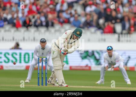 Alex Carey, australiano, ha fatto un quattro di Stuart Broad nella prima ciotola dell'Inghilterra durante la LV= Insurance Ashes test Series Second test Day 2 Inghilterra contro Australia al Lords, Londra, Regno Unito, il 29 giugno 2023 (foto di Mark Cosgrove/News Images) a Londra, Regno Unito il 29/6/2023. (Foto di Mark Cosgrove/News Images/Sipa USA) Foto Stock