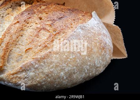 Pane di segale del Vermont con crosta croccante e consistenza spugnosa. Pane fatto in casa appena sfornato in un sacchetto di carta Kraft. Foto di alta qualità. Foto Stock