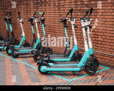 TOKYO, GIAPPONE - 14 giugno 2023: Una fila di scooter elettrici a noleggio Luup nello Yebisu Garden Place di Ebisu. Foto Stock