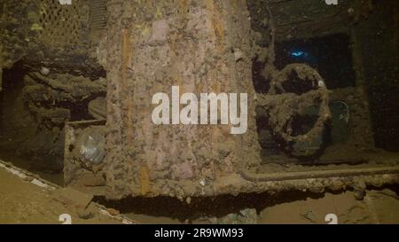 Primo piano della cabina del camion situata sul lato all'interno della stiva del naufragio Salem Express, Mar Rosso, Safaga, Egitto Foto Stock
