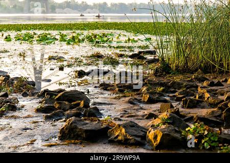 Una tranquilla vista del fiume Dniper presto all'alba Foto Stock