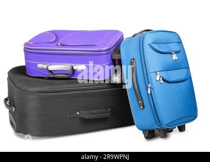 Tre pieno e chiuso le valigie, nero, blu e viola, pronti per il viaggio di andata, isolato su sfondo bianco Foto Stock