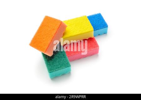 Un gruppo di colorate spugne cucina isolati su sfondo bianco Foto stock -  Alamy