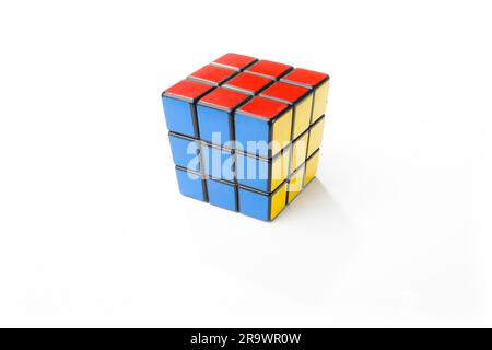 KIEV, UCRAINA - 26 DICEMBRE 2014: Cubo di Rubik su sfondo bianco. Cubo di Rubik su sfondo bianco. Cubo di Rubik inventato da un ungherese Foto Stock