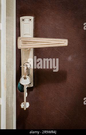 Porta di casa. Le chiavi sono inserite nella serratura della porta d'ingresso dell'appartamento Foto Stock