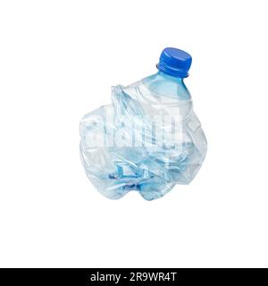 Un vuoto che ha fracassato blu bottiglia di plastica, isolato su sfondo bianco Foto Stock