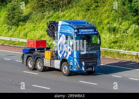 AJR Hire Ltd, HIAB Glass Lifting Solutions 2022 unità motrice autocarro Volvo Blue Diesel 12777 cc; in viaggio sull'autostrada M6, Regno Unito Foto Stock