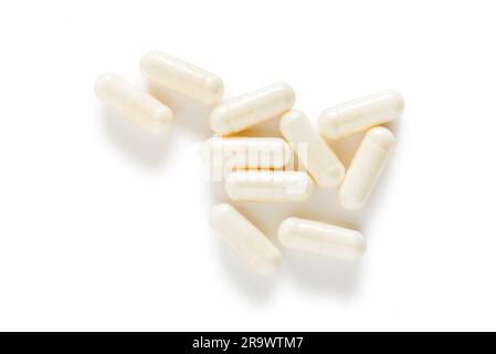 Dieci capsule di yogurt isolate su sfondo bianco. Le capsule di yogurt aiutano a mantenere un normale sistema gastrointestinale e digestivo sano Foto Stock