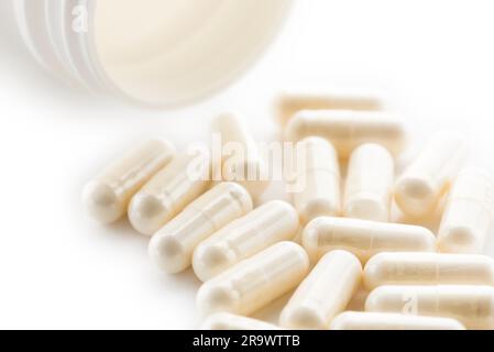 Capsule di yogurt isolate su sfondo bianco. Le capsule di yogurt aiutano a mantenere un normale sistema gastrointestinale sano e la funzione digestiva Foto Stock