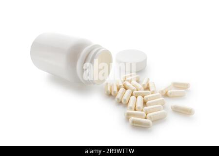 Capsule di yogurt isolate su sfondo bianco. Le capsule di yogurt aiutano a mantenere un normale sistema gastrointestinale sano e la funzione digestiva Foto Stock