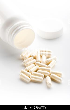 Capsule di yogurt isolate su sfondo bianco. Le capsule di yogurt aiutano a mantenere un normale sistema gastrointestinale sano e la funzione digestiva Foto Stock