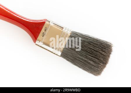 Dettaglio di un pennello rosso sable su sfondo bianco Foto Stock