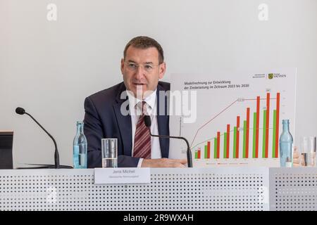 Dresda, Germania. 29 giugno 2023. Jens Michel, presidente della Corte dei conti sassone, interviene durante la conferenza stampa per presentare la relazione annuale 2023 volume i al Parlamento sassone. Credito: Daniel Schäfer/dpa/Alamy Live News Foto Stock