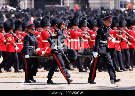 La prova finale di Trooping the Colour si svolge oggi alla Horse Guard's Parade prima delle celebrazioni per il compleanno di Re Charle la prossima settimana. Soldati Foto Stock