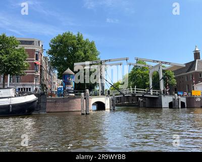 Amsterdam, Paesi Bassi. 23 giugno 2023. Il ponte Walter Suskind sul fiume Amstel. Foto di alta qualità Foto Stock