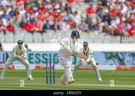 Ben Duckett d'Inghilterra affronta la sua prima coppa degli inning durante la LV= Insurance Ashes test Series Second test Day 2 Inghilterra contro Australia al Lords, Londra, Regno Unito, 29 giugno 2023 (foto di Mark Cosgrove/News Images) Foto Stock