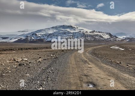 La strada F550, la strada principale che attraversa la valle di Kaldidalur nelle Highlands occidentali, conduce al ghiacciaio Langjokull, Islanda occidentale. Foto Stock