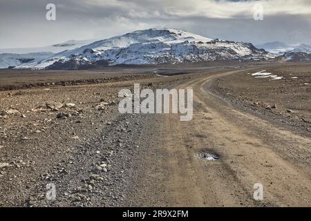 La strada F550, la strada principale che attraversa la valle di Kaldidalur nelle Highlands occidentali, conduce al ghiacciaio Langjokull, Islanda occidentale. Foto Stock