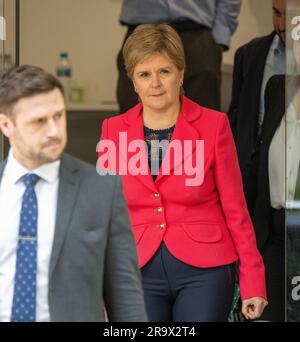 Londra, Regno Unito. 29 giugno 2023. Nicola Sturgeon, ex primo ministro della Scozia, lascia l'inchiesta Covid-19 dopo aver testimoniato. Crediti: Ian Davidson/Alamy Live News Foto Stock