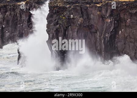 Potenti scogliere vulcaniche di lava nera dell'Atlantico a Skalasnagi, sulla penisola di Snaefellsnes, sulla costa occidentale dell'Islanda. Foto Stock
