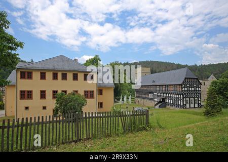 Monastero di Paulinzella ex monastero benedettino loggia di caccia gialla e residenza ufficiale, casa in legno a graticcio, rovine della chiesa, recinzione in legno Foto Stock