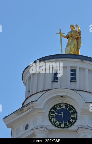 Scultura dorata THEMIS con scala di spada e trave, dea greca per la giustizia, l'usanza e l'ordine, sul tetto del municipio, orologio, bilancia, legge Foto Stock