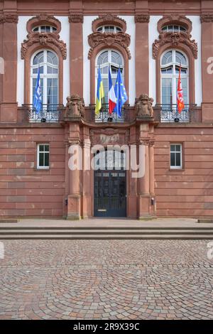 Portale con bandiera nazionale francese, bandiera UE, bandiera Ucraina dell'Hotel de Ville, municipio, bandiere, Haguenau, Hagenau, BAS-Rhin, Alsazia, Francia Foto Stock