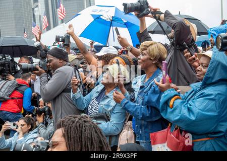 Detroit, Michigan USA, 23 giugno 2023, fotografi, amatoriali e professionisti, La scena è stata registrata come una statua di bronzo del leader dei diritti civili Martin Foto Stock