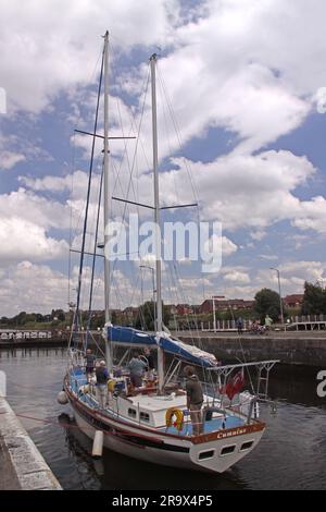 Cumulus Yacht 1938 che attraversa Latchford Lock, MSCC, Ship Canal, Warrington, Cheshire, INGHILTERRA, REGNO UNITO, WA4 1NN Foto Stock