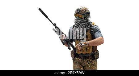 Soldato speciale mercenario con un fucile automatico in piedi e che cerca di copiare lo spazio. Soldato professionista delle forze speciali durante un'operazione speciale b Foto Stock