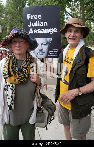 Parliament Square, Londra. 24 giugno 2023. Rally per chiedere il rilascio di Julian Assange che si trova nella prigione di Belmarsh di fronte all'estradizione negli Stati Uniti. Foto Stock