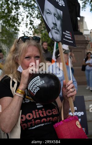 Parliament Square, Londra. 24 giugno 2023. Rally per chiedere il rilascio di Julian Assange che si trova nella prigione di Belmarsh di fronte all'estradizione negli Stati Uniti. Foto Stock