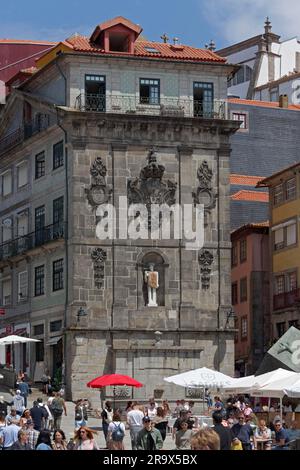 Fontana monumentale fonte da Praca da Ribeira con scultura moderna St Giovanni Battista, Piazza Ribeira, centro storico, Porto, Portogallo Foto Stock