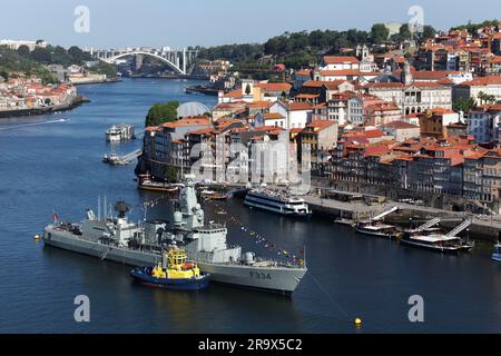 Vista del quartiere di Ribeira e del fiume Douro con la fregata NRP D. Francisco da Almeida, nave da guerra della Marina portoghese, Porto, Portogallo Foto Stock