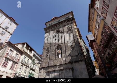 Fontana monumentale fonte da Praca da Ribeira con scultura moderna St Giovanni Battista, Piazza Ribeira, centro storico, Porto, Portogallo Foto Stock