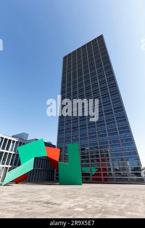 Scultura She-Changes dell'artista americana Janet Echelman di fronte alla Burgo Tower, Torre Burgo, grattacielo minimalista dell'architetto Eduardo Souto de Foto Stock