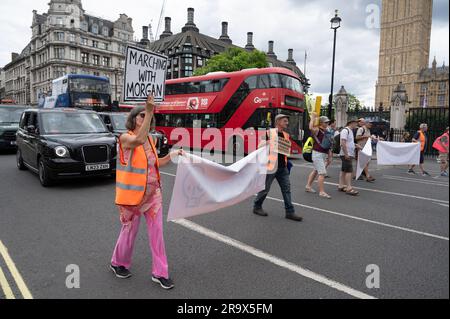 Parliament Square, Londra. 24 giugno 2023. Basta fermare i manifestanti del petrolio che conducono una lenta passeggiata intorno alla Piazza del Parlamento. Foto Stock