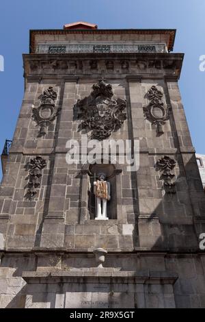 Fontana monumentale fonte da Praca da Ribeira con scultura moderna St Giovanni Battista, Piazza Ribeira, centro storico, Porto, Portogallo Foto Stock