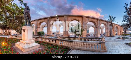 Giardino superiore di Baraka e con gli archi decorativi in pietra, Valleta, Malta. Foto Stock