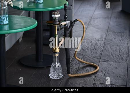 Sindelfingen, Germania. 29 giugno 2023. Pezzi di carbone per riscaldare il tabacco giacciono su un tubo dell'acqua di narghilè in un bar di narghilè. I shisha bar dominano sempre più il paesaggio urbano in molte città. Ma il mercato del narghilè soffre di troppe regole e burocrazia, criticano i giovani liberali nel Baden-Württemberg. (A dpa "i giovani liberali criticano la burocrazia per le barrette di narghilè”) credito: Bernd Weißbrod/dpa/Alamy Live News Foto Stock