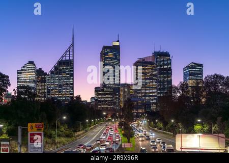 Sydney, Australia - 20 aprile 2022: Traffico della Sydney City Cahill Expressway durante le ore di punta Foto Stock