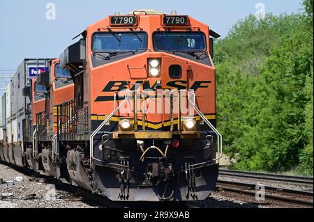 Naperville, Illinois, USA. Tre locomotive Burlington Northern Santa Fe guidano un treno merci intermodale destinato a Chicago. Foto Stock