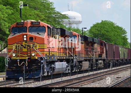 Naperville, Illinois, USA. Tre locomotive conducono un treno merci Burlington Northern Santa Fe da Chicago attraverso il nord-est dell'Illinois. Foto Stock