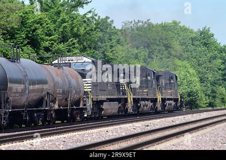 La Fox, Illinois, USA. Un treno merci della Union Pacific Railroad, guidato da un trio di unità fuori strada della Norfolk Southern Railway passano attraverso l'Illinois. Foto Stock