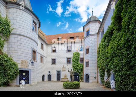 Cortile interno del castello di Mitwitz, con fontana di Nettuno e statua in arenaria del Cavaliere Francone, rinascimentale, a tre piani a quattro ali Foto Stock