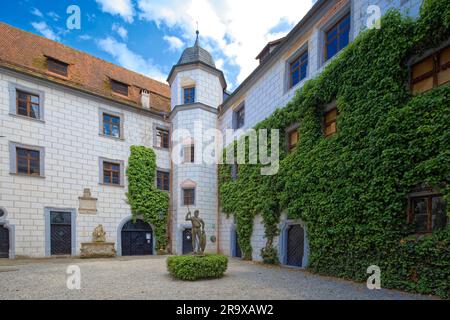 Cortile interno del castello di Mitwitz, con fontana di Nettuno e statua in arenaria del Cavaliere Francone, rinascimentale, a tre piani a quattro ali Foto Stock