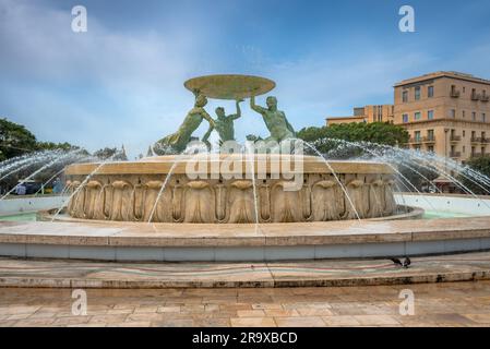 Iconica fontana Tritone di fronte alla porta della città di la Valletta, capitale di Malta Foto Stock