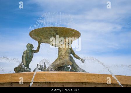 Iconica fontana Tritone di fronte alla porta della città di la Valletta, capitale di Malta Foto Stock