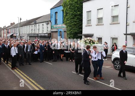 La bara di Chloe Mitchell è portata lungo Larne Street, a Ballymena. Data foto: Giovedì 29 giugno 2023. Foto Stock