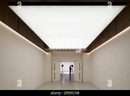 Corridoio monolocale. Victoria House Basement, Londra, Regno Unito. Architetto: na , 2021. Foto Stock